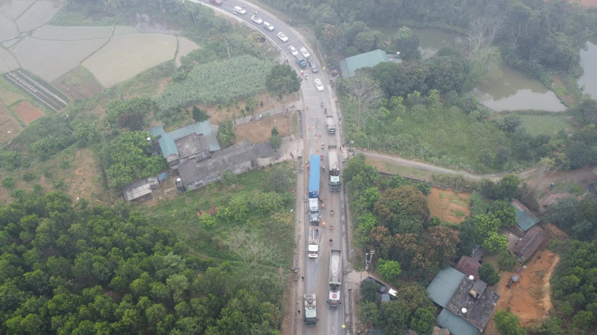 Phó Thủ tướng chỉ đạo khẩn trương khắc phục hậu quả vụ tai nạn giao thông thảm khốc làm 5 người tử vong- Ảnh 21.