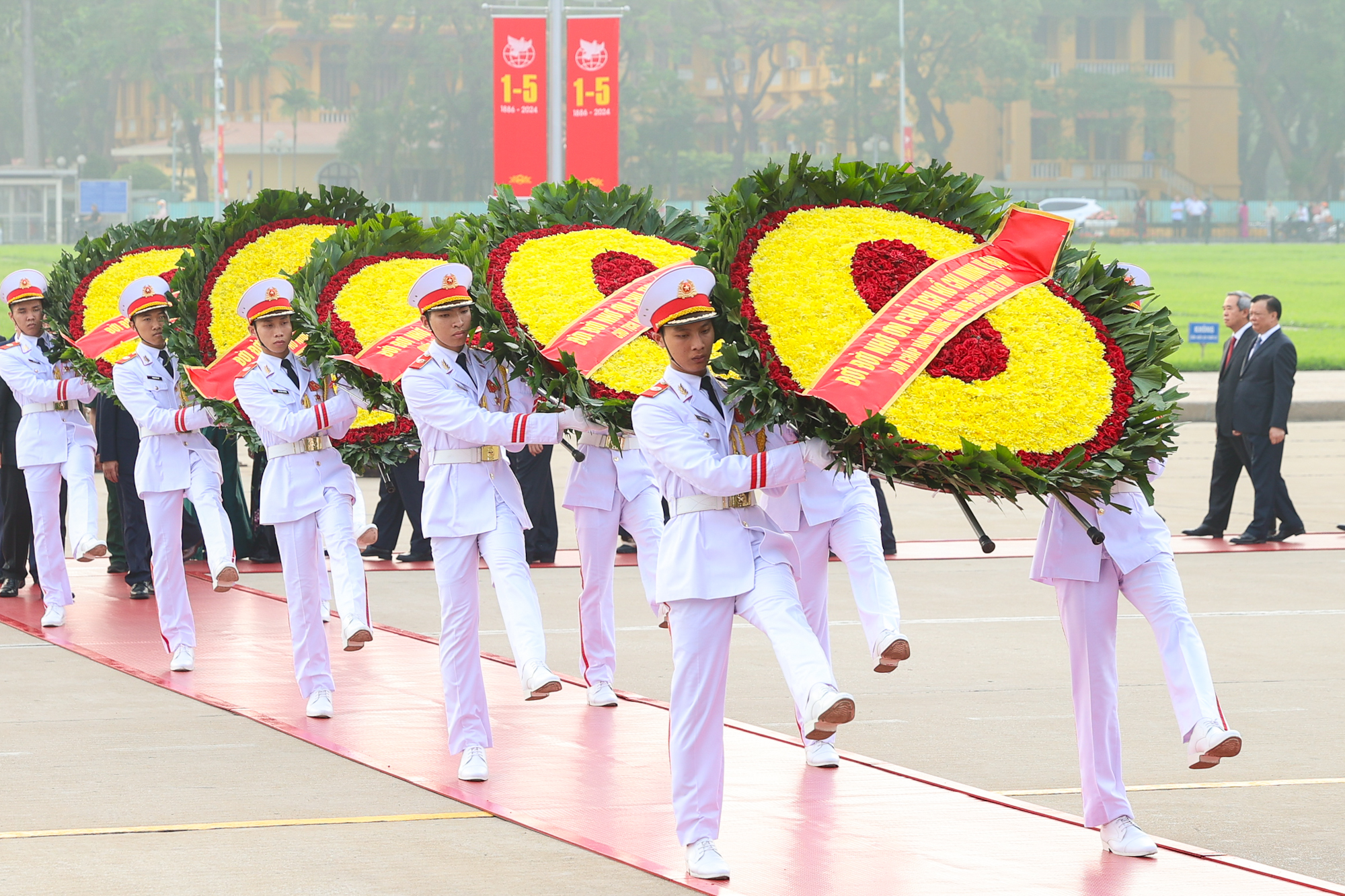 Lãnh đạo Đảng, Nhà nước vào Lăng viếng Chủ tịch Hồ Chí Minh nhân kỷ niệm 49 năm Ngày Giải phóng miền Nam, thống nhất đất nước- Ảnh 1.