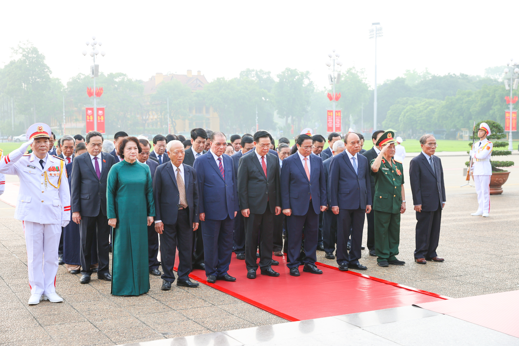 Lãnh đạo Đảng, Nhà nước vào Lăng viếng Chủ tịch Hồ Chí Minh nhân kỷ niệm 49 năm Ngày Giải phóng miền Nam, thống nhất đất nước- Ảnh 4.