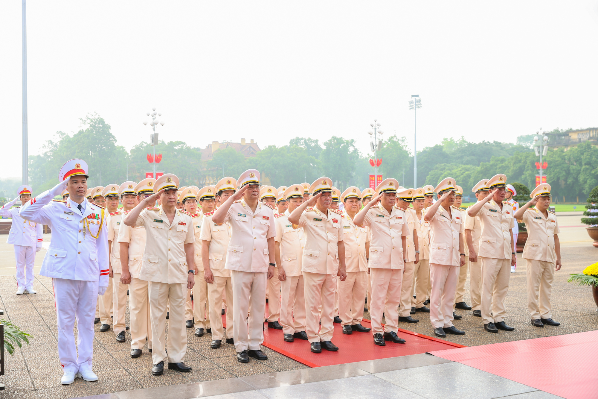 Lãnh đạo Đảng, Nhà nước vào Lăng viếng Chủ tịch Hồ Chí Minh nhân kỷ niệm 49 năm Ngày Giải phóng miền Nam, thống nhất đất nước- Ảnh 6.