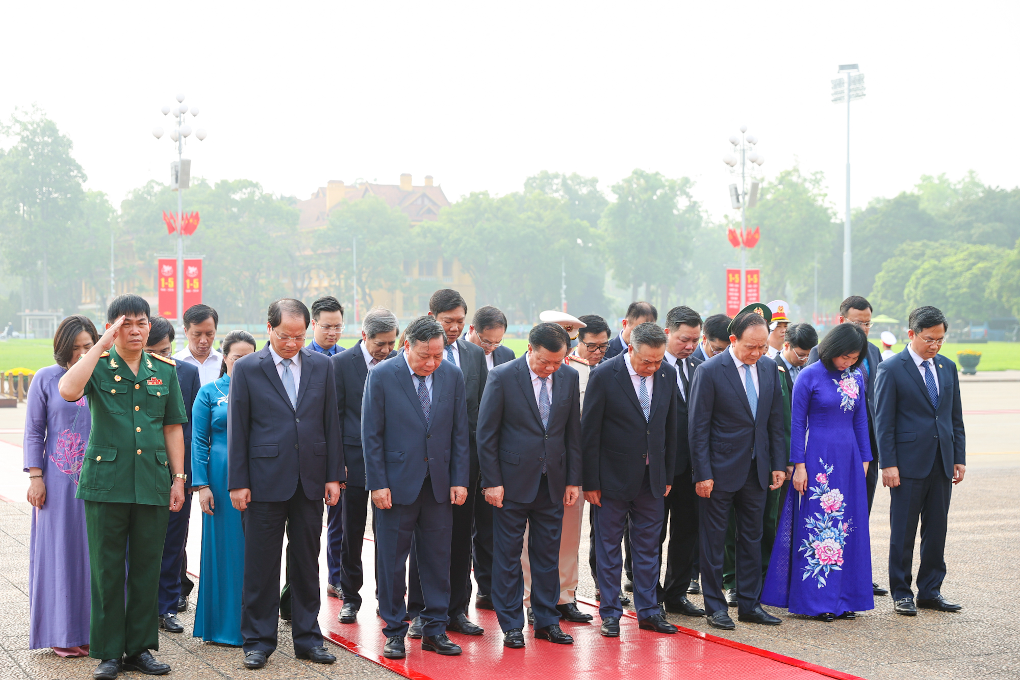 Lãnh đạo Đảng, Nhà nước vào Lăng viếng Chủ tịch Hồ Chí Minh nhân kỷ niệm 49 năm Ngày Giải phóng miền Nam, thống nhất đất nước- Ảnh 7.