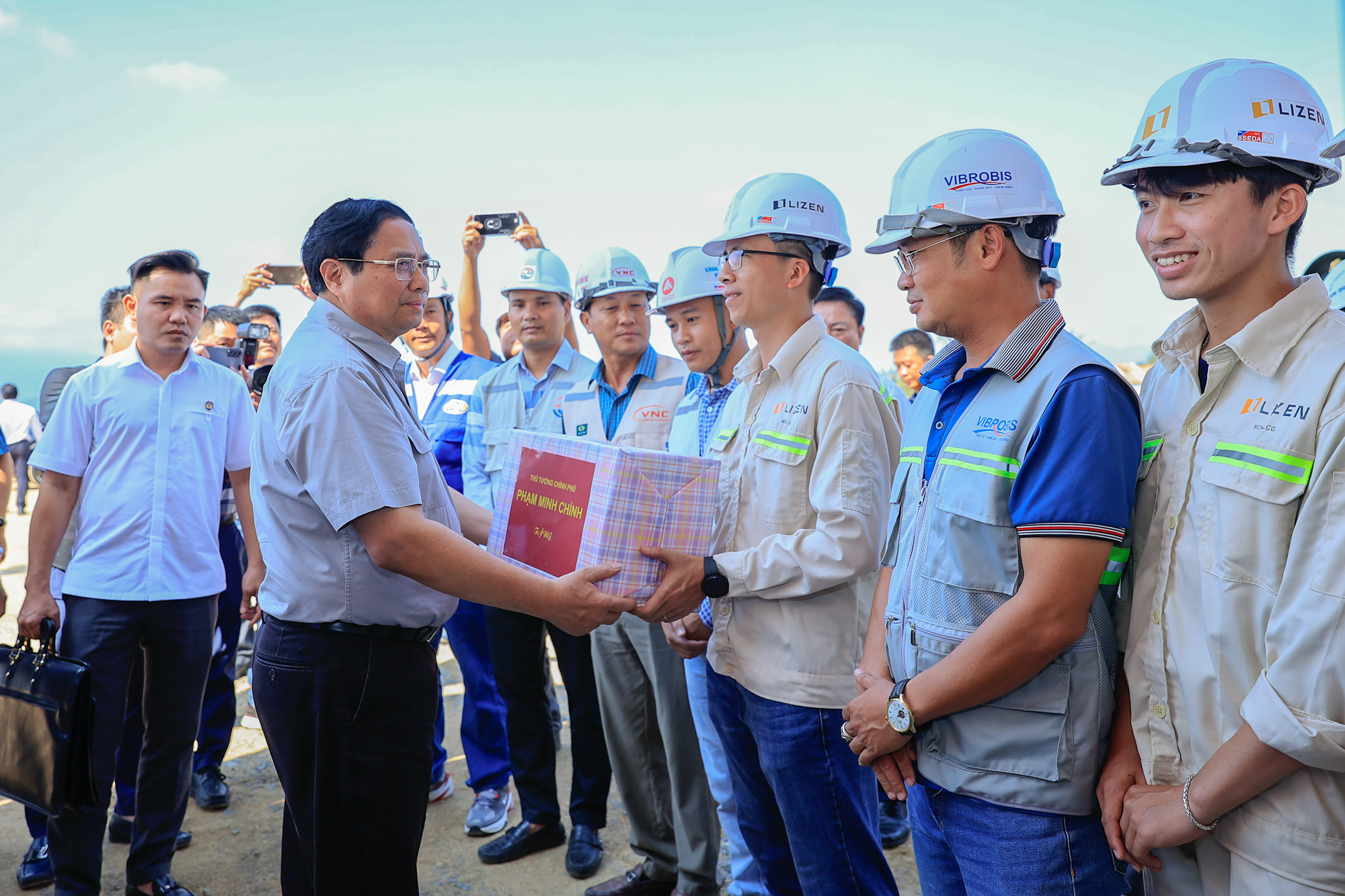 Phấn đấu thông tuyến đường cao tốc từ Quảng Ngãi đến TPHCM trong năm 2025; hoàn thành sớm ngày nào người dân sớm hưởng lợi ngày đó- Ảnh 9.