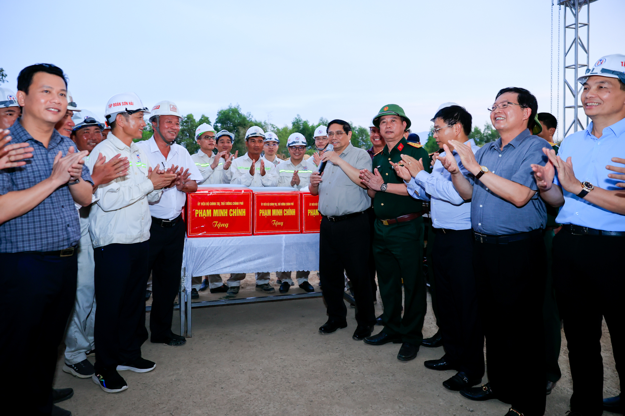 Phấn đấu thông tuyến đường cao tốc từ Quảng Ngãi đến TPHCM trong năm 2025; hoàn thành sớm ngày nào người dân sớm hưởng lợi ngày đó- Ảnh 20.