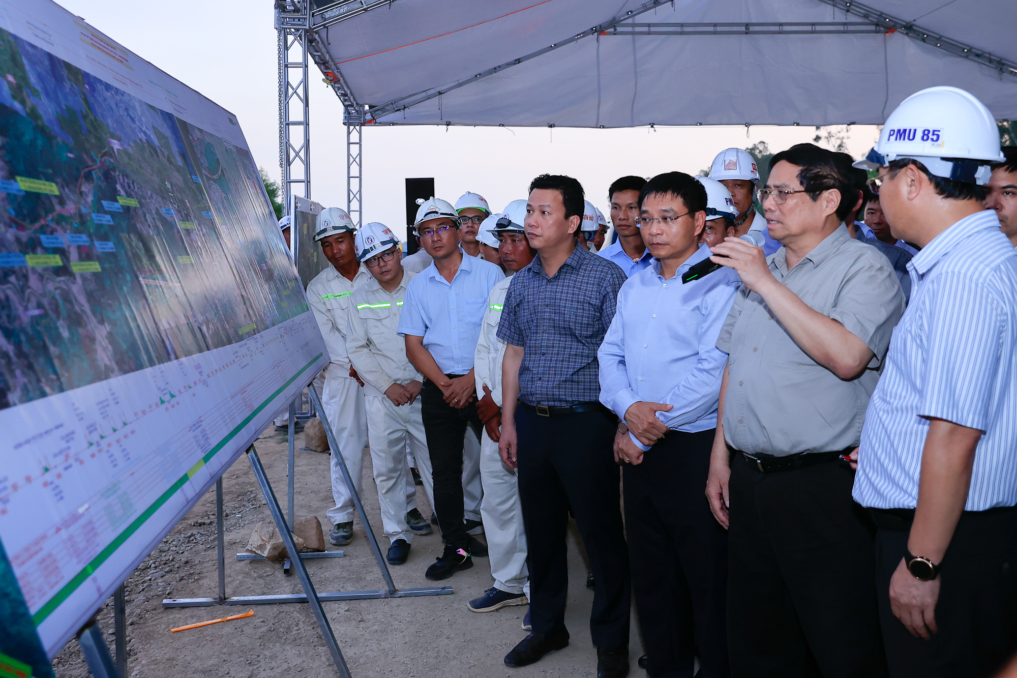 Phấn đấu thông tuyến đường cao tốc từ Quảng Ngãi đến TPHCM trong năm 2025; hoàn thành sớm ngày nào người dân sớm hưởng lợi ngày đó- Ảnh 19.