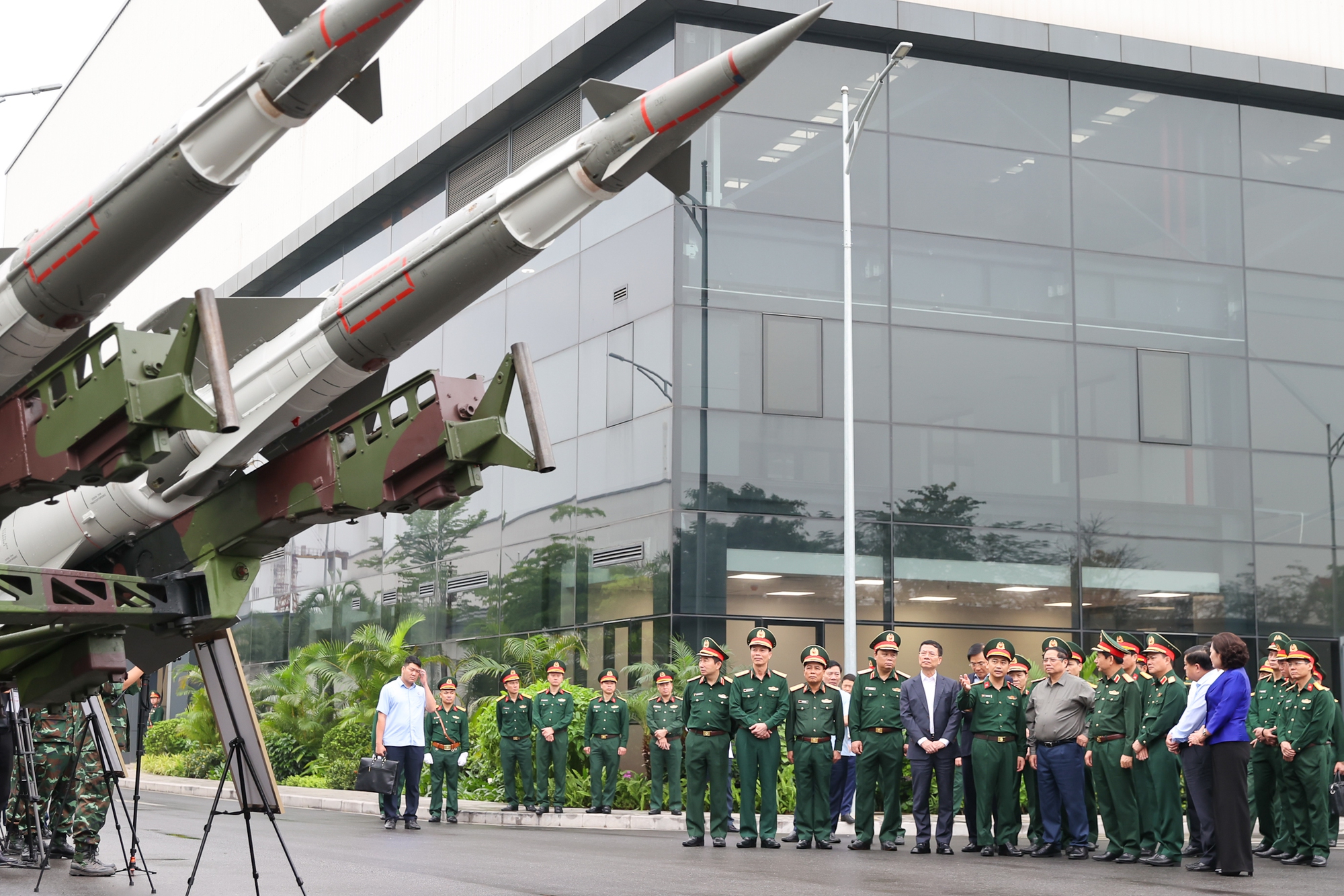Thủ tướng làm việc với Viettel về Chương trình T-09 và hoạt động nghiên cứu sản xuất công nghiệp quốc phòng công nghệ cao- Ảnh 3.