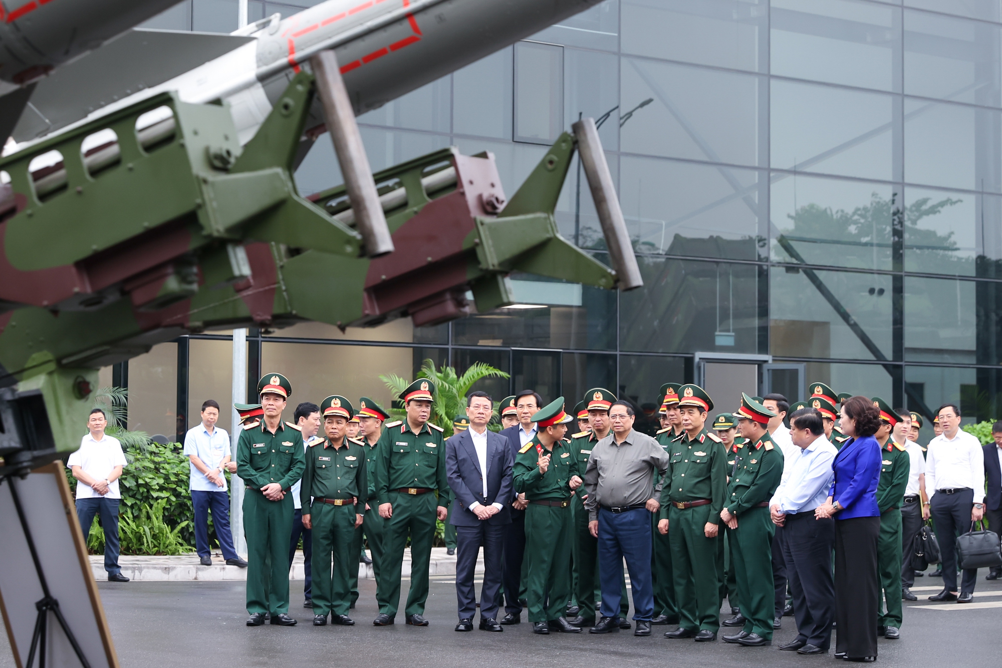 Thủ tướng làm việc với Viettel về Chương trình T-09 và hoạt động nghiên cứu sản xuất công nghiệp quốc phòng công nghệ cao- Ảnh 2.