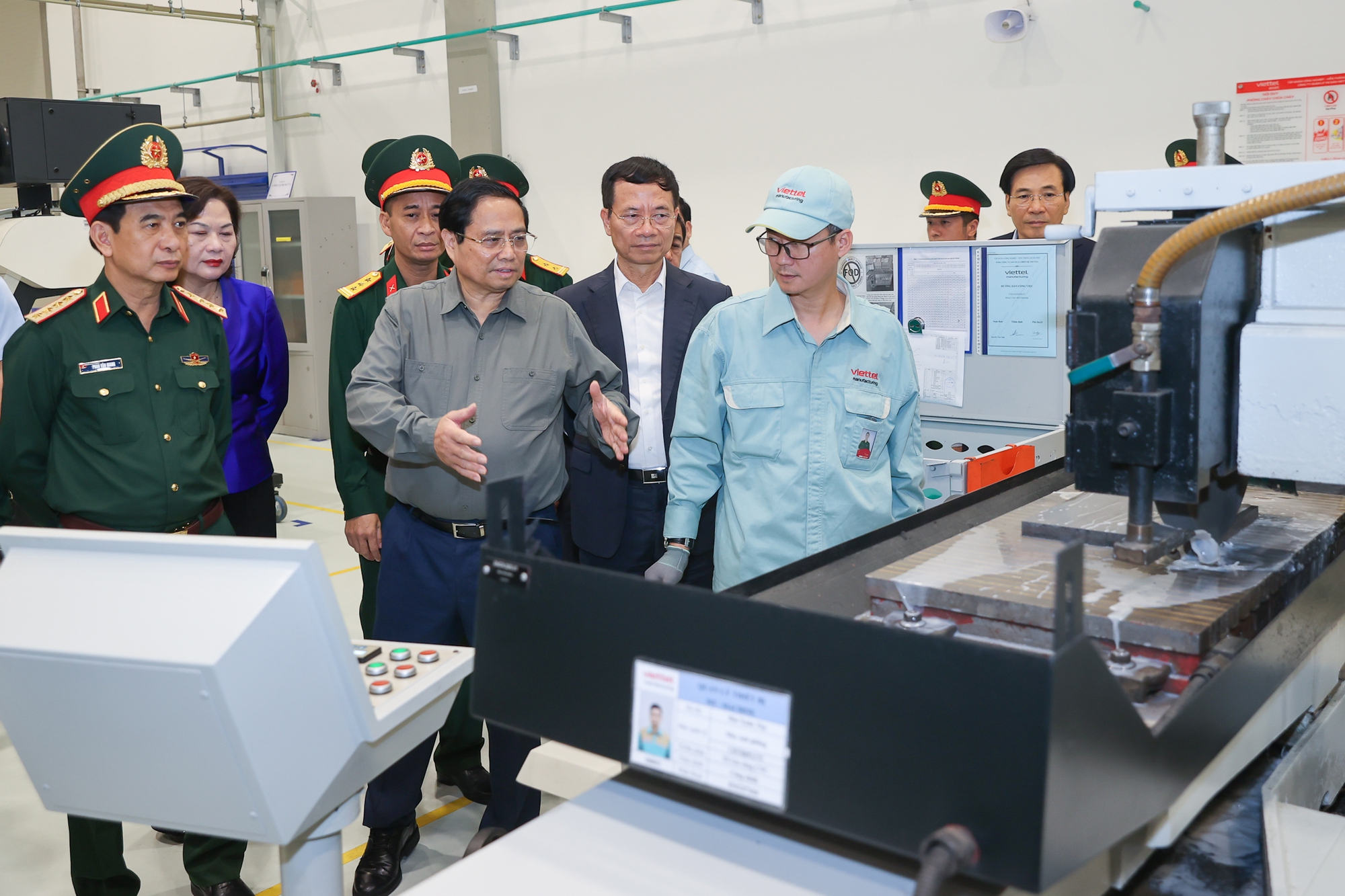 Thủ tướng làm việc với Viettel về Chương trình T-09 và hoạt động nghiên cứu sản xuất công nghiệp quốc phòng công nghệ cao- Ảnh 7.