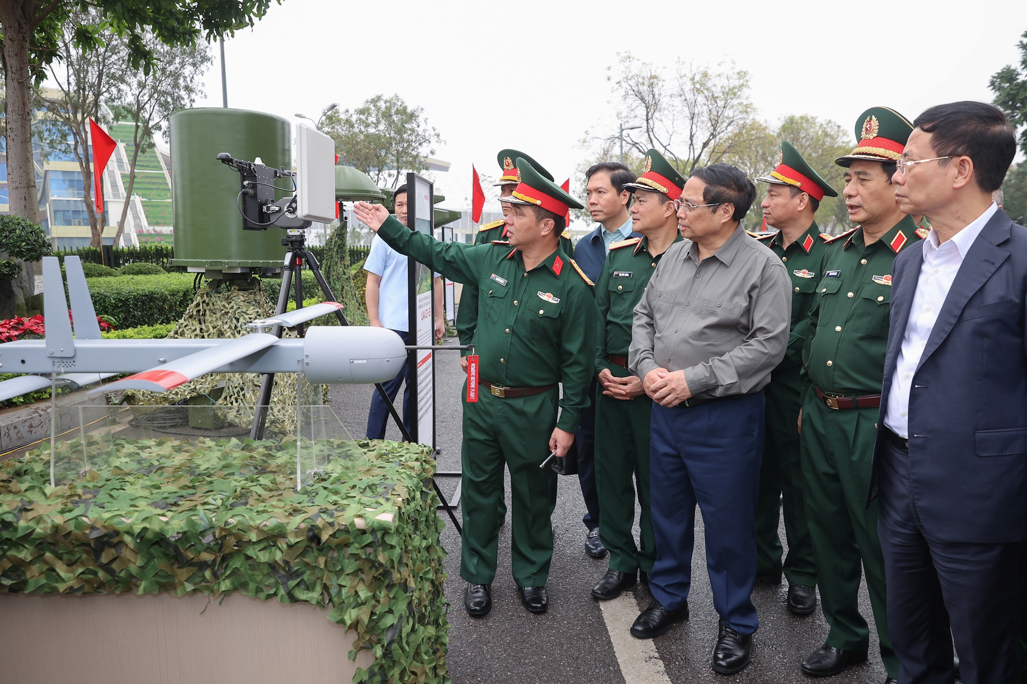 Thủ tướng làm việc với Viettel về Chương trình T-09 và hoạt động nghiên cứu sản xuất công nghiệp quốc phòng công nghệ cao- Ảnh 5.