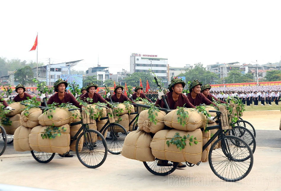 Hợp luyện các lực lượng diễu binh, diễu hành để sơ duyệt cấp Nhà nước vào ngày mai (3/5)- Ảnh 12.