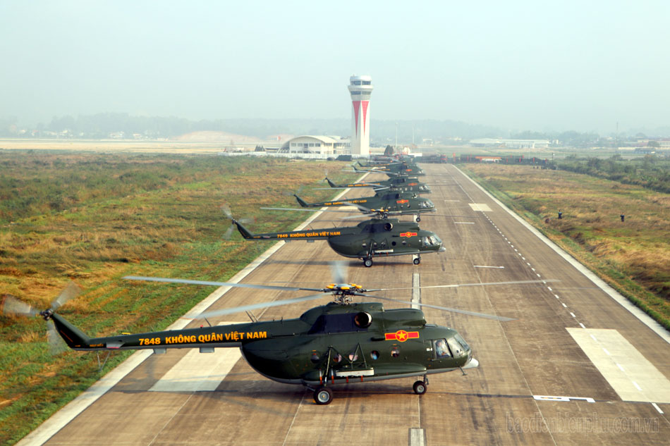 Các tổ bay trực thăng sẵn sàng cho màn diễu binh hàng không- Ảnh 6.