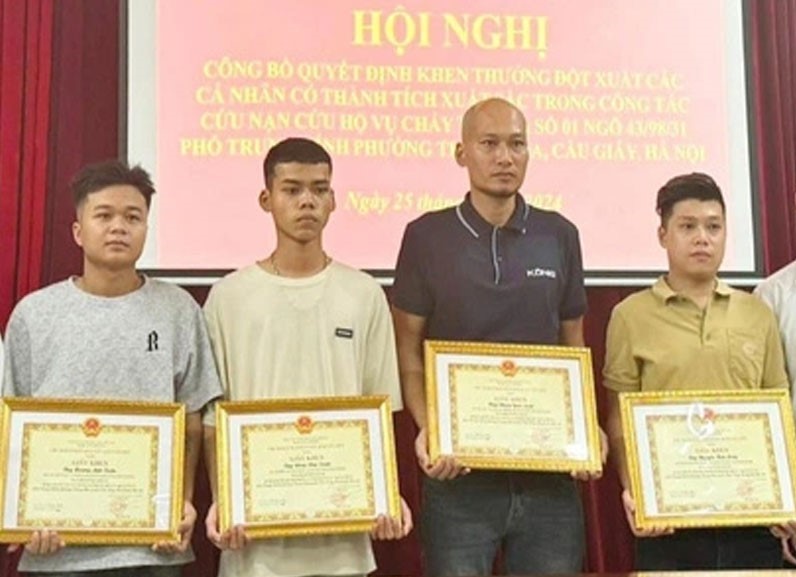 Thủ tướng khen tinh thần quả cảm, nghĩa hiệp của 4 thanh niên đã dũng cảm cứu nạn nhân vụ cháy ở phố Trung Kính- Ảnh 1.