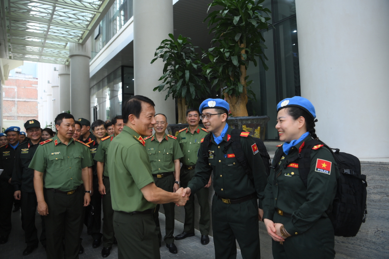 Trao quyết định của Chủ tịch nước cho sĩ quan đi thực hiện nhiệm vụ gìn giữ hòa bình Liên Hợp Quốc- Ảnh 6.