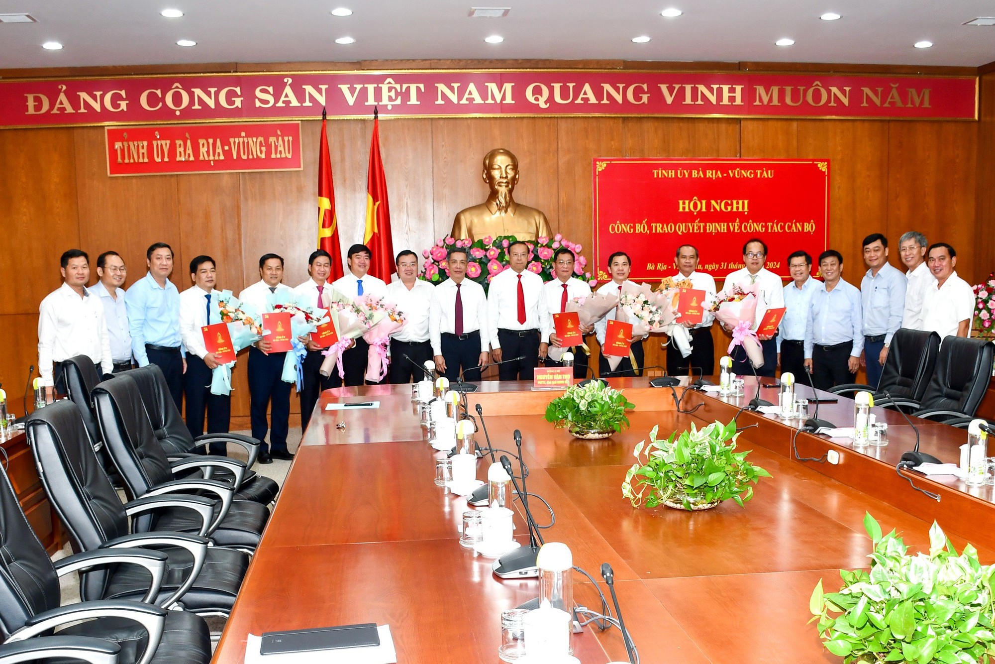 Bổ nhiệm Phó Giám đốc Sở, Phó Trưởng Ban Tuyên giáo Tỉnh ủy, Phó Chánh Văn phòng UBND tỉnh- Ảnh 4.