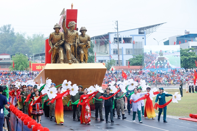 TOÀN CẢNH DIỄU BINH, DIỄU HÀNH KỶ NIỆM 70 NĂM CHIẾN THẮNG ĐIỆN BIÊN PHỦ 7/5/2024- Ảnh 90.