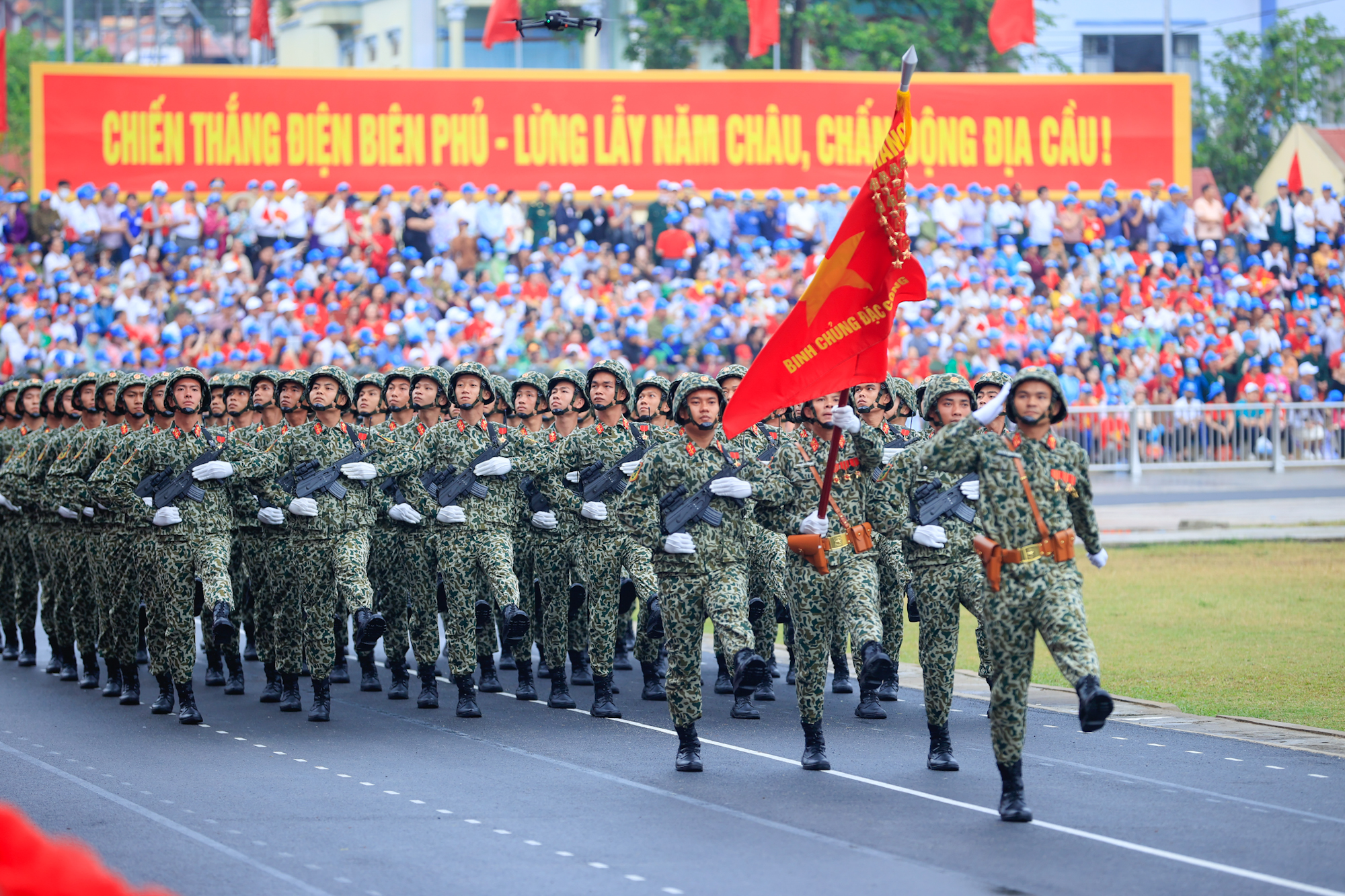 TOÀN CẢNH DIỄU BINH, DIỄU HÀNH KỶ NIỆM 70 NĂM CHIẾN THẮNG ĐIỆN BIÊN PHỦ 7/5/2024- Ảnh 60.