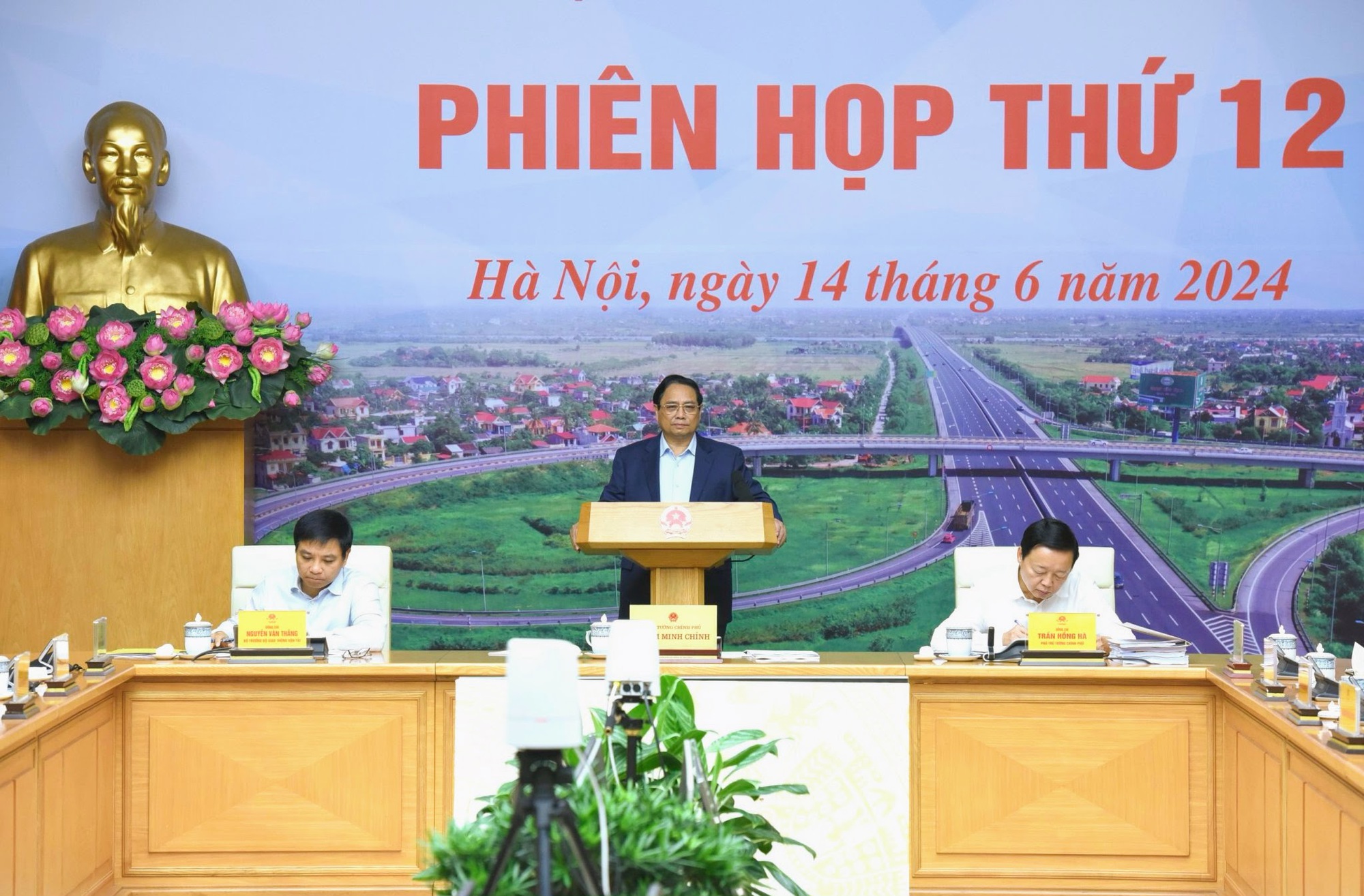 Thủ tướng: Phấn đấu khởi công một loạt dự án lớn trong năm 2024; quyết tâm vượt qua mọi thách thức hoàn thành 3000 km cao tốc trong 2025- Ảnh 5.