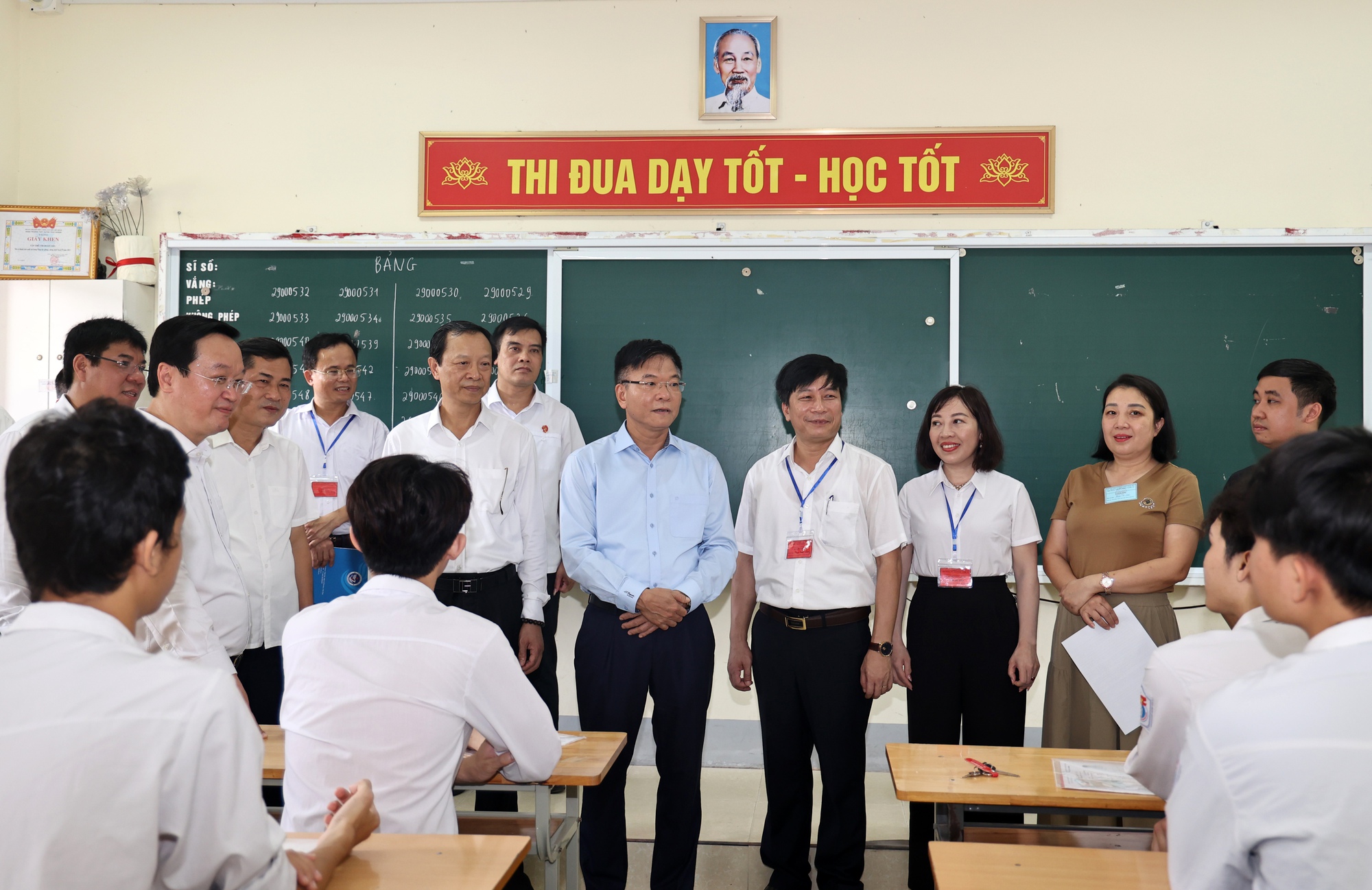 Phó Thủ tướng Lê Thành Long: Cố gắng xử lý tốt từ những việc nhỏ nhất, trong mọi trường hợp, không tạo sự căng thẳng cho các em học sinh- Ảnh 1.
