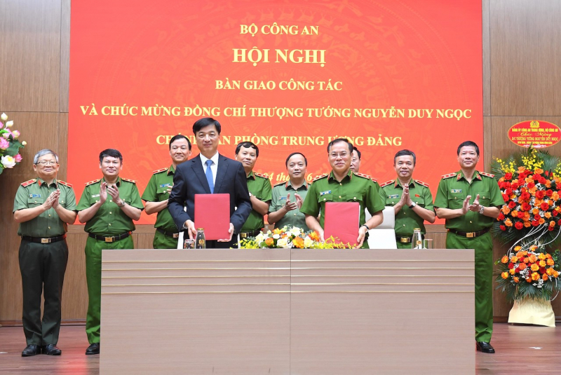 Thượng tướng Nguyễn Duy Ngọc bàn giao công tác cho Trung tướng Nguyễn Văn Long- Ảnh 4.