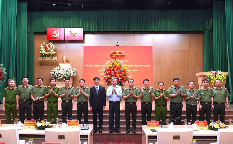 Thượng tướng Nguyễn Duy Ngọc bàn giao công tác cho Trung tướng Nguyễn Văn Long- Ảnh 5.