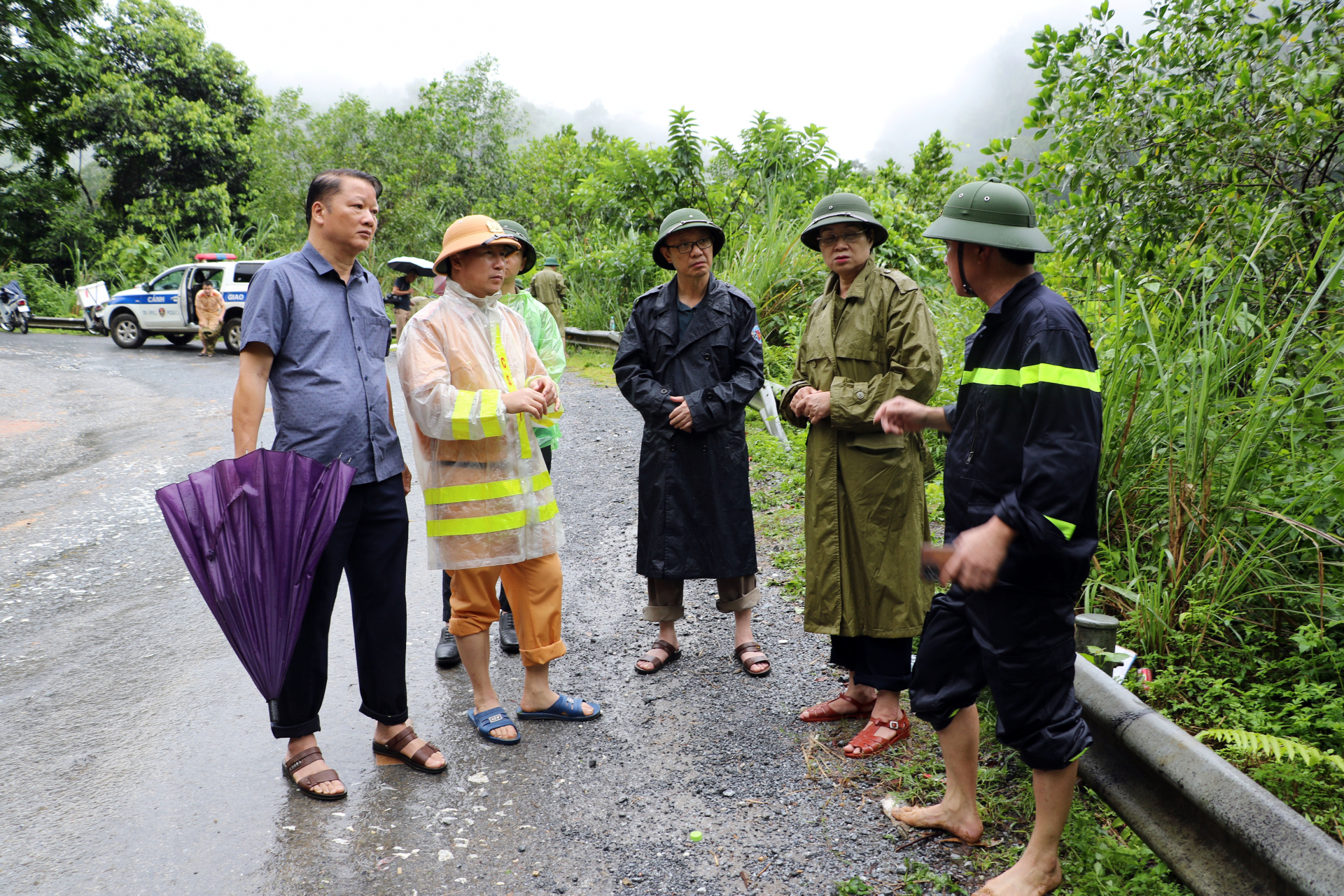 Vụ sạt lở ở Hà Giang: Chính thức ghi nhận 11 người tử vong, phấn đấu sớm thông tuyến- Ảnh 12.