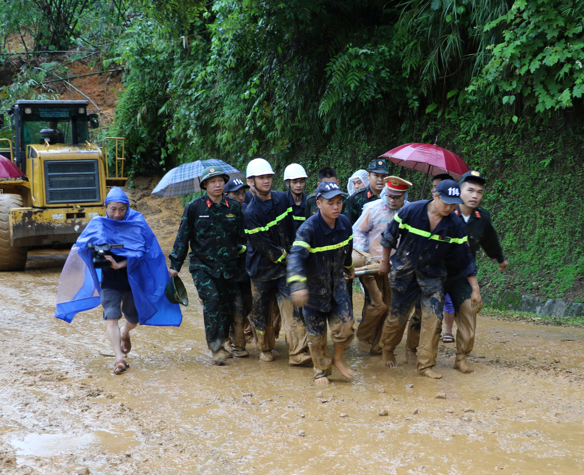 Vụ sạt lở ở Hà Giang: Đã tìm thấy 11 thi thể, khẩn trương tìm kiếm nạn nhân mất tích- Ảnh 15.