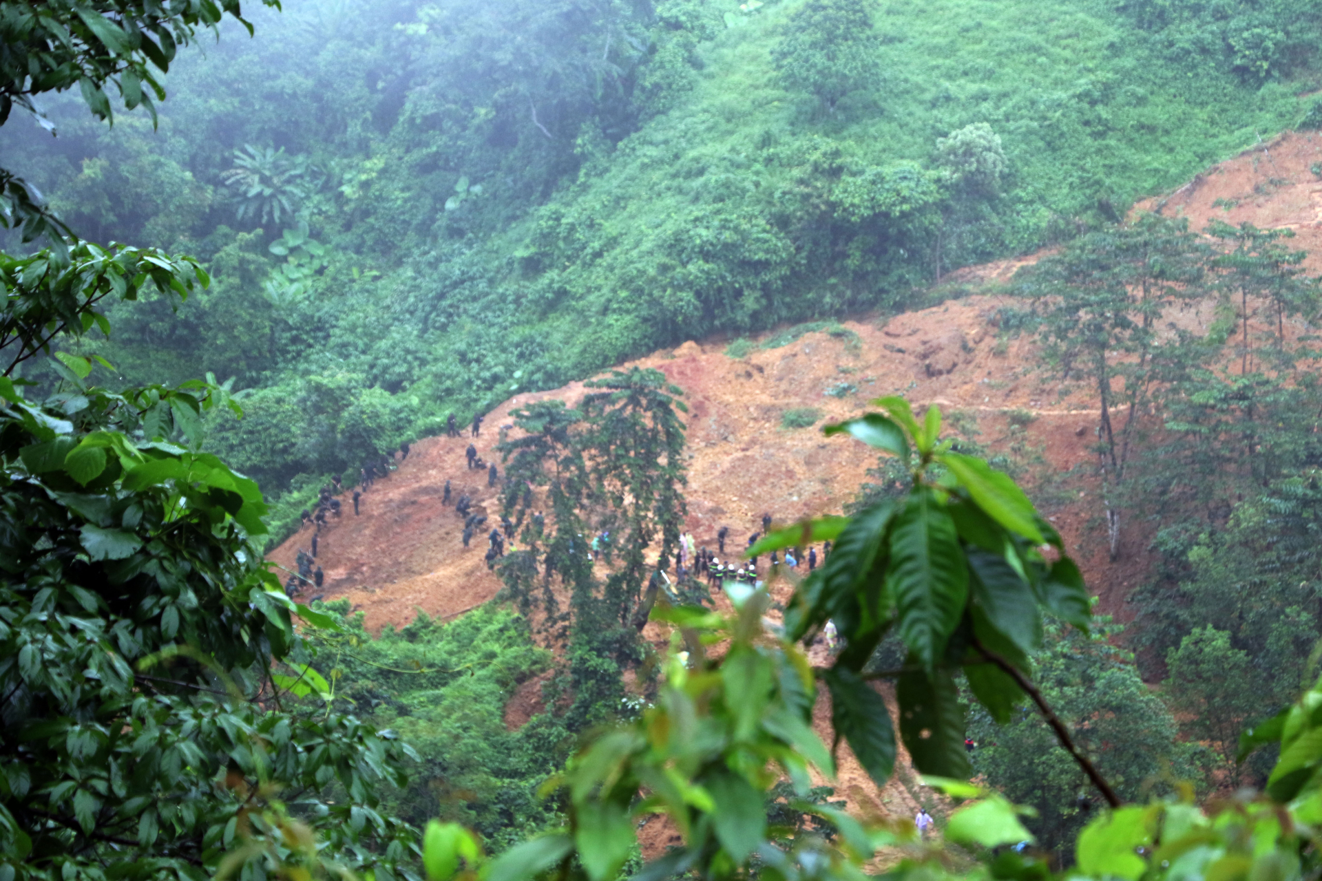 Vụ sạt lở ở Hà Giang: Chính thức ghi nhận 11 người tử vong, phấn đấu sớm thông tuyến- Ảnh 18.