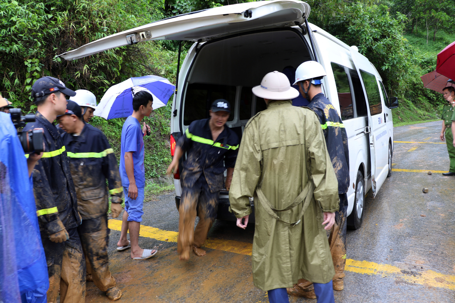 Vụ sạt lở ở Hà Giang: Đã tìm thấy 11 thi thể, khẩn trương tìm kiếm nạn nhân mất tích- Ảnh 18.