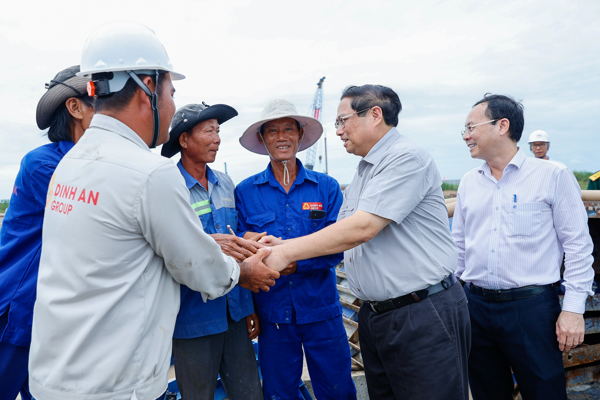 Thủ tướng: Không để Ban Quản lý dự án, nhà thầu, kỹ sư, công nhân 'cô đơn' trên công trường- Ảnh 8.