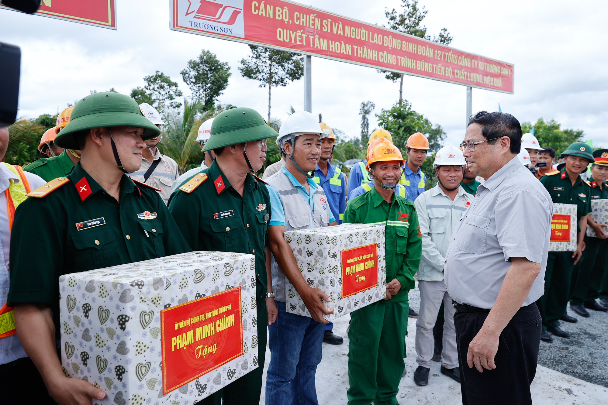 Thủ tướng: Không để Ban Quản lý dự án, nhà thầu, kỹ sư, công nhân 'cô đơn' trên công trường- Ảnh 7.