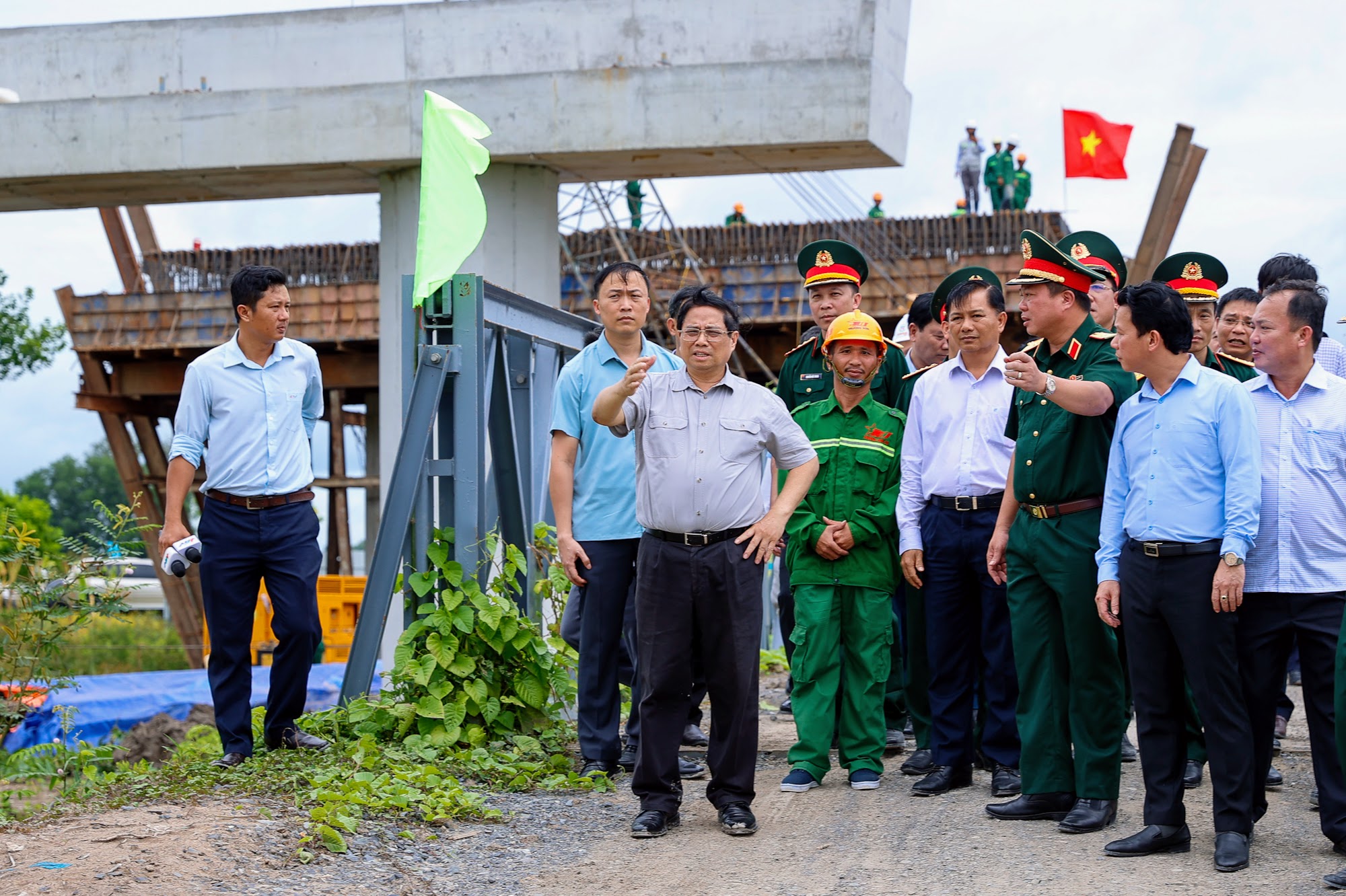 Thủ tướng: Không để Ban Quản lý dự án, nhà thầu, kỹ sư, công nhân 'cô đơn' trên công trường- Ảnh 5.