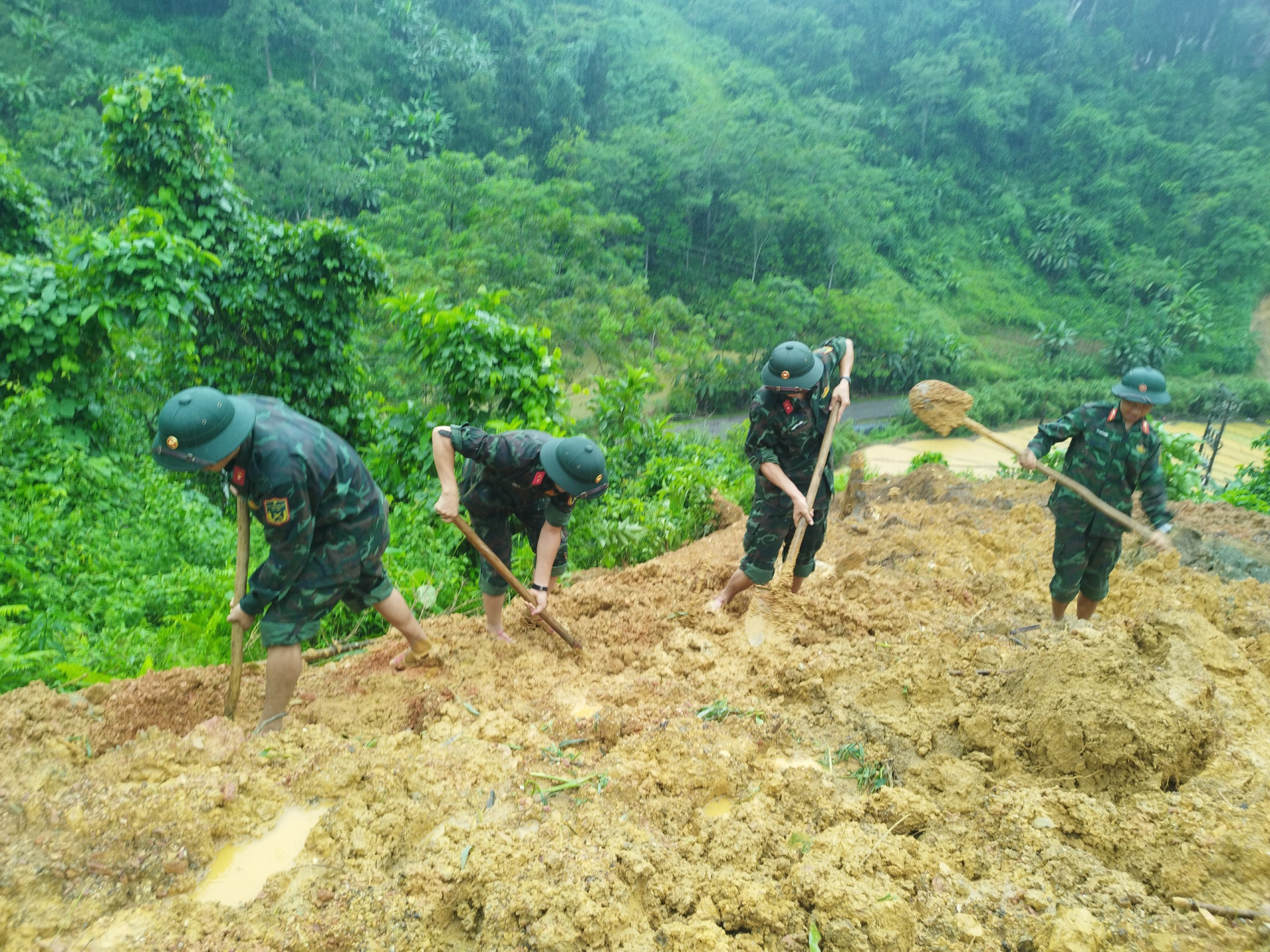 Vụ sạt lở ở Hà Giang: Đã tìm thấy 11 thi thể, khẩn trương tìm kiếm nạn nhân mất tích- Ảnh 19.