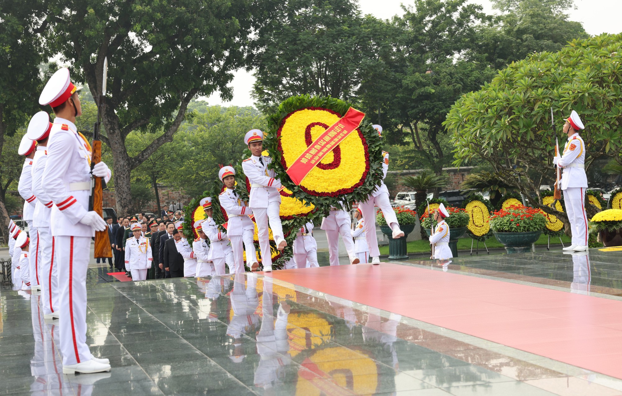 Lãnh đạo Đảng, Nhà nước viếng Chủ tịch Hồ Chí Minh và các Anh hùng liệt sĩ- Ảnh 6.