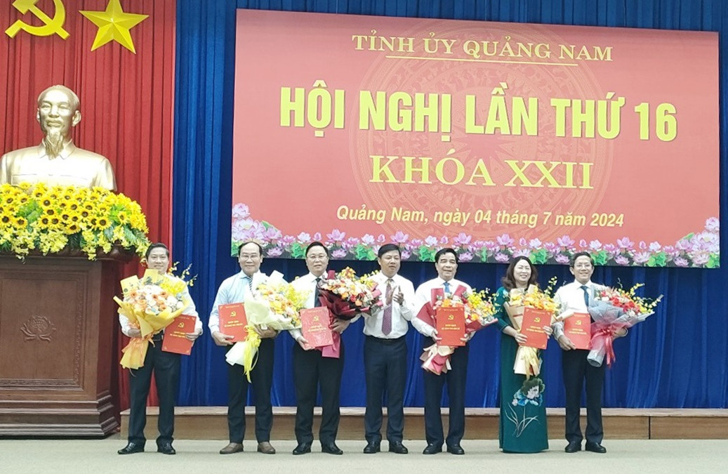 Phê chuẩn Chủ tịch, Phó Chủ tịch UBND tỉnh; chỉ định, bổ nhiệm tân Bí thư Thành ủy, Trưởng Ban Tuyên giáo Tỉnh ủy...- Ảnh 1.