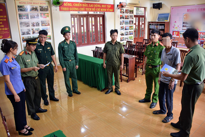 Khởi tố chủ tàu cá, thuyền trưởng vi phạm IUU; bắt tạm giam nữ cán bộ địa chính- Ảnh 1.