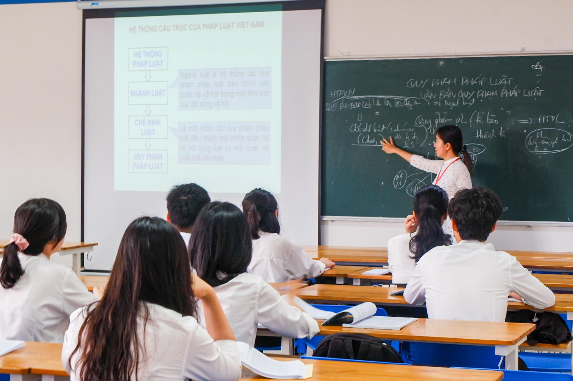 MÔI TRƯỜNG HỌC TẬP Ở ĐẠI HỌC MANG TÍNH TỰ CHỦ VÀ NGHIÊN CỨU CHUYÊN SÂU
