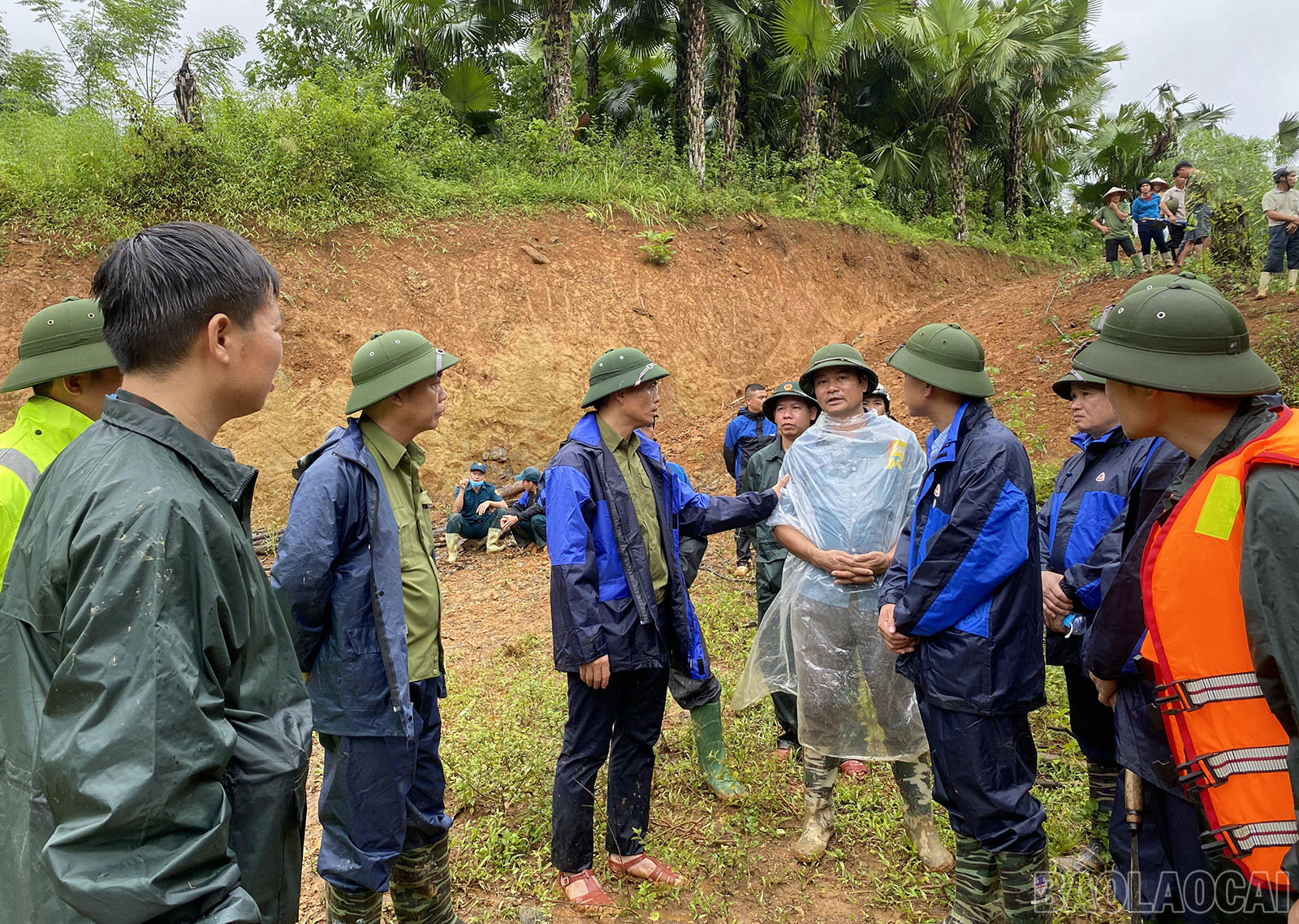 Thủ tướng kiểm tra, chỉ đạo khắc phục hậu quả mưa lũ tại Làng Nủ- Ảnh 18.