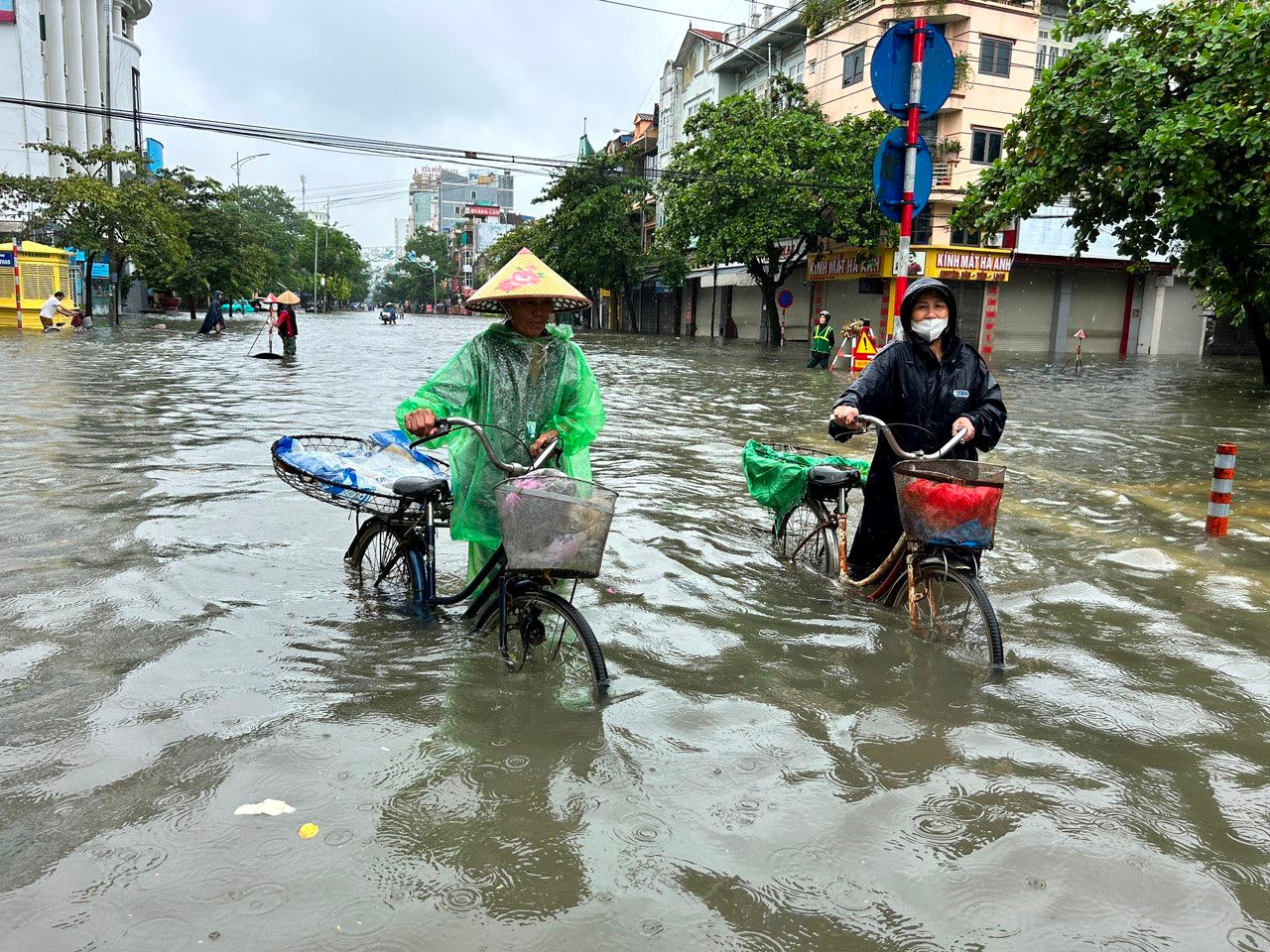 Khẩn trương tiêu thoát nước khắc phục ngập úng ở thành phố Nam Định- Ảnh 8.