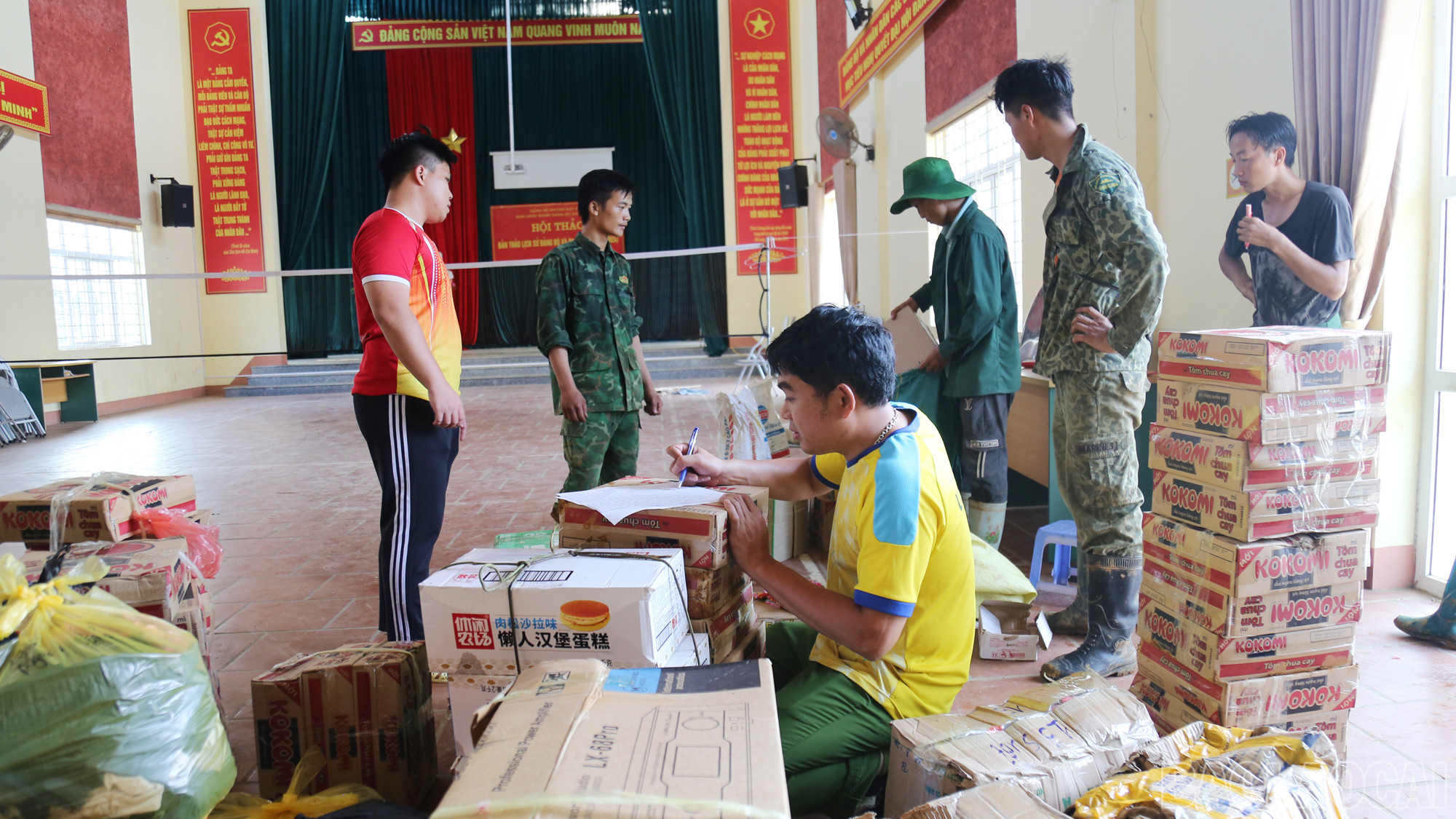 Tạm đình chỉ công tác 2 Chủ tịch xã lơ là chống bão số 3 và mưa lũ- Ảnh 2.