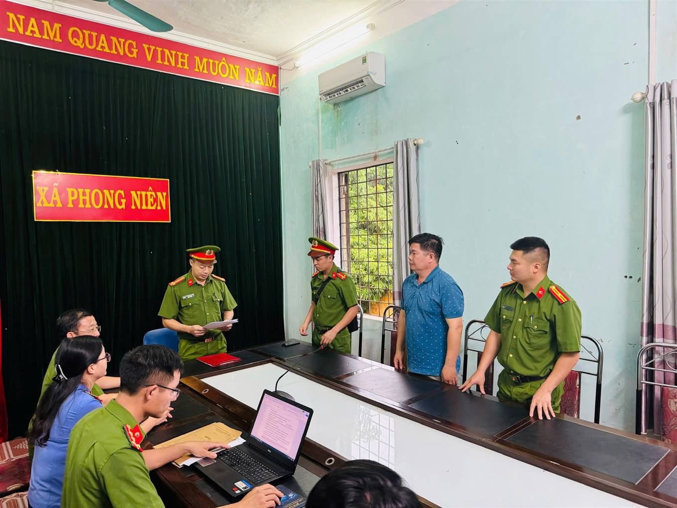 Công an tỉnh thông tin vụ khởi tố, bắt giam nguyên Chủ tịch UBND và cán bộ địa chính, xây dựng xã- Ảnh 1.