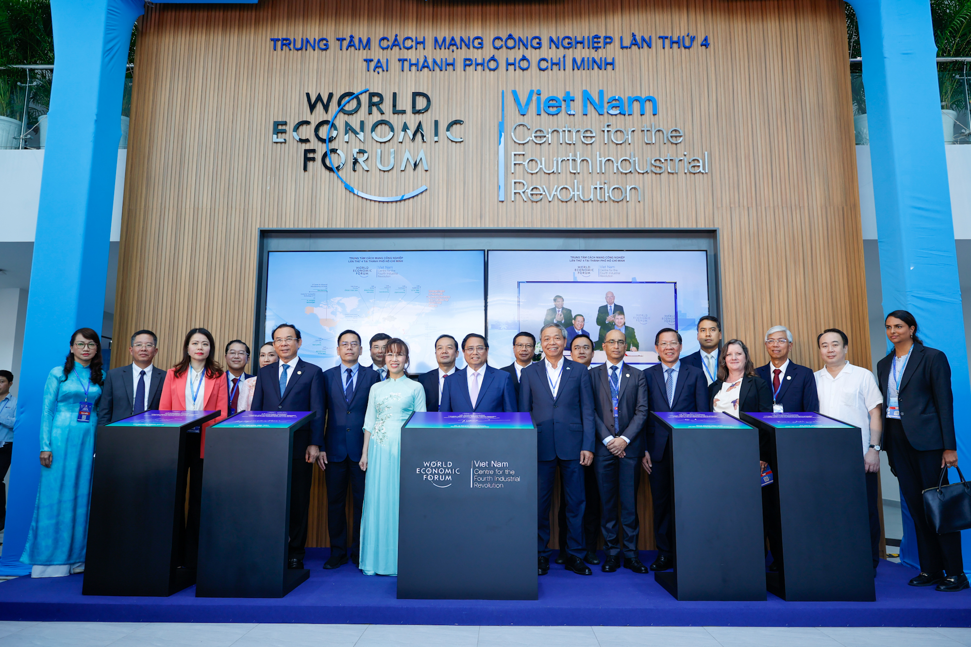 C4IR: Tiên phong, hợp tác, kết nối, số hóa, xanh hóa, thiết thực, hiệu quả, lan tỏa, vì nước, vì dân- Ảnh 3. C4IR: Tiên phong, hợp tác, kết nối, số hóa, xanh hóa, thiết thực, hiệu quả, lan tỏa, vì nước, vì dân- Ảnh 3.