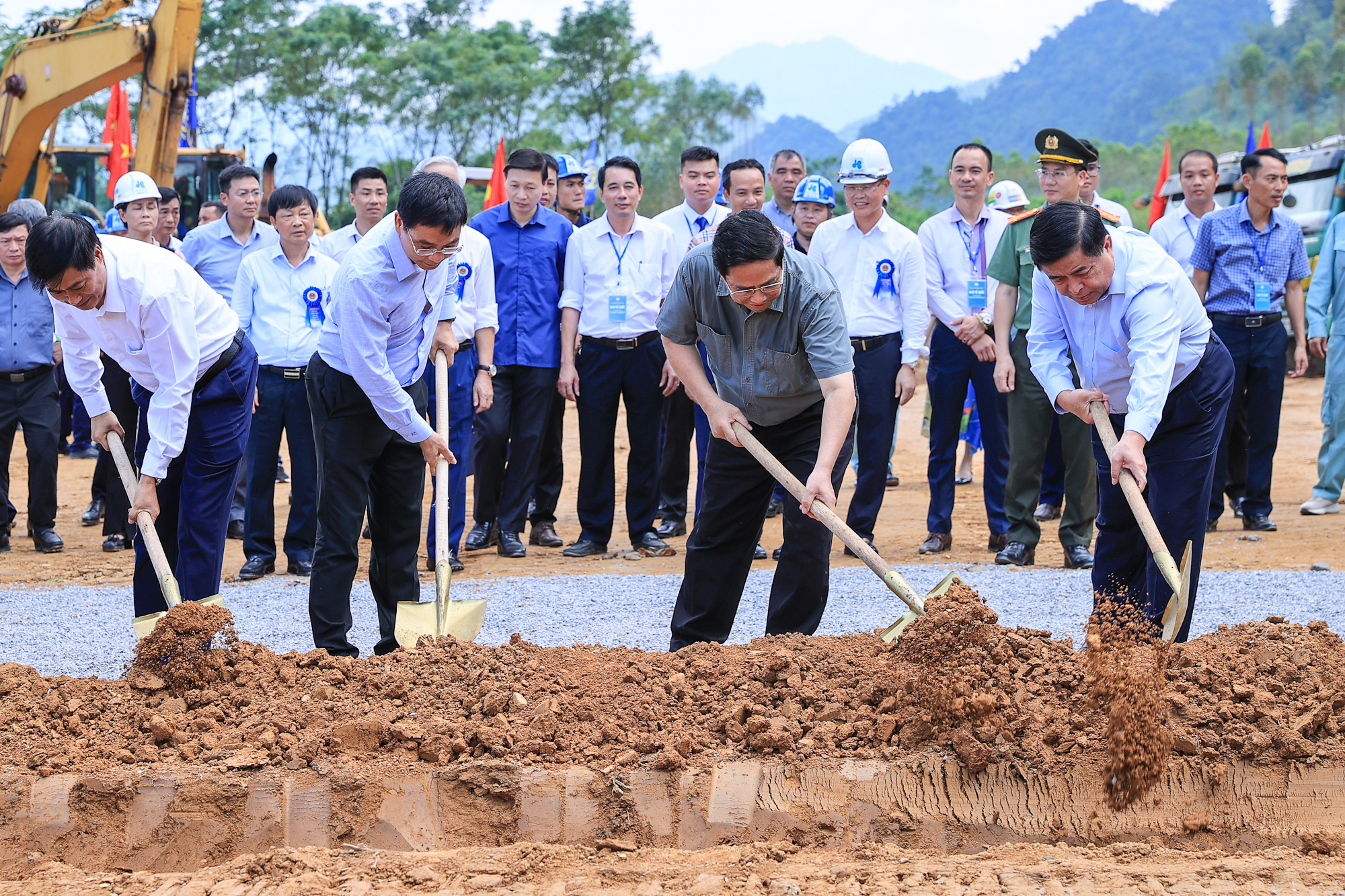 Phát lệnh khởi công tuyến cao tốc 10.000 tỷ đồng, Thủ tướng yêu cầu hoàn thành trước 31/12/2027- Ảnh 9.