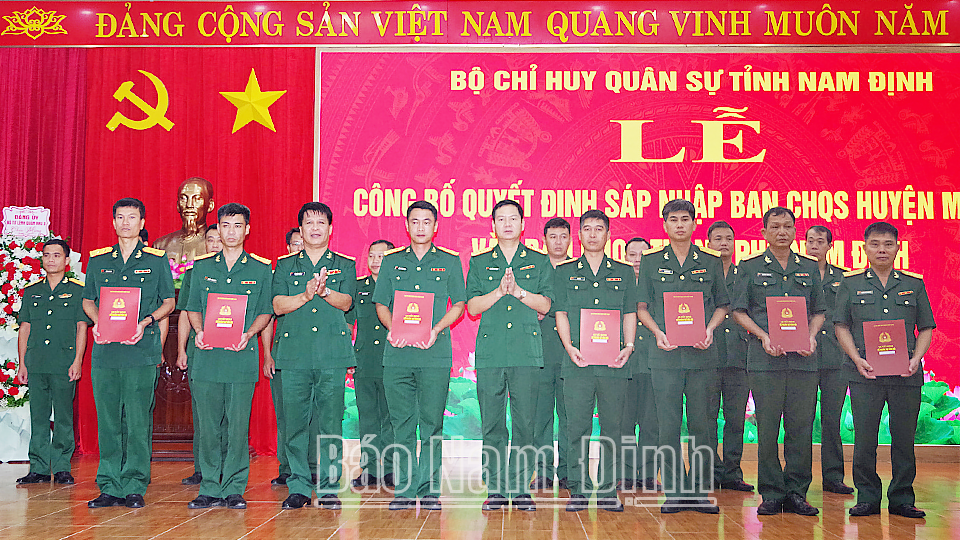 Sáp nhập Ban CHQS huyện vào Ban CHQS thành phố, bổ nhiệm chỉ huy đơn vị mới sáp nhập- Ảnh 5.