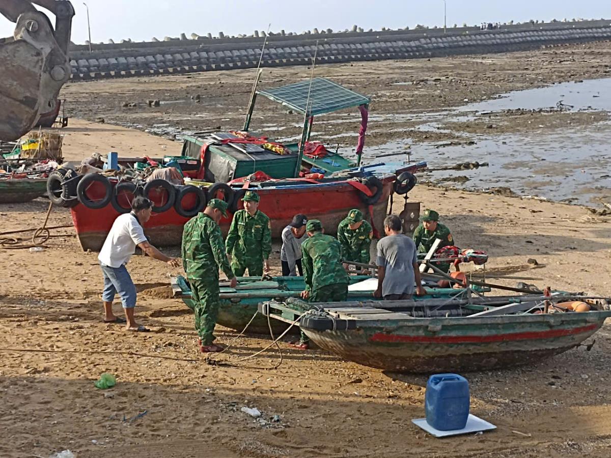 BẮN PHÁO HIỆU cảnh báo tàu thuyền; hàng trăm nghìn bộ đội, dân quân sẵn sàng ứng phó Bão số 3 (YAGI)- Ảnh 1.