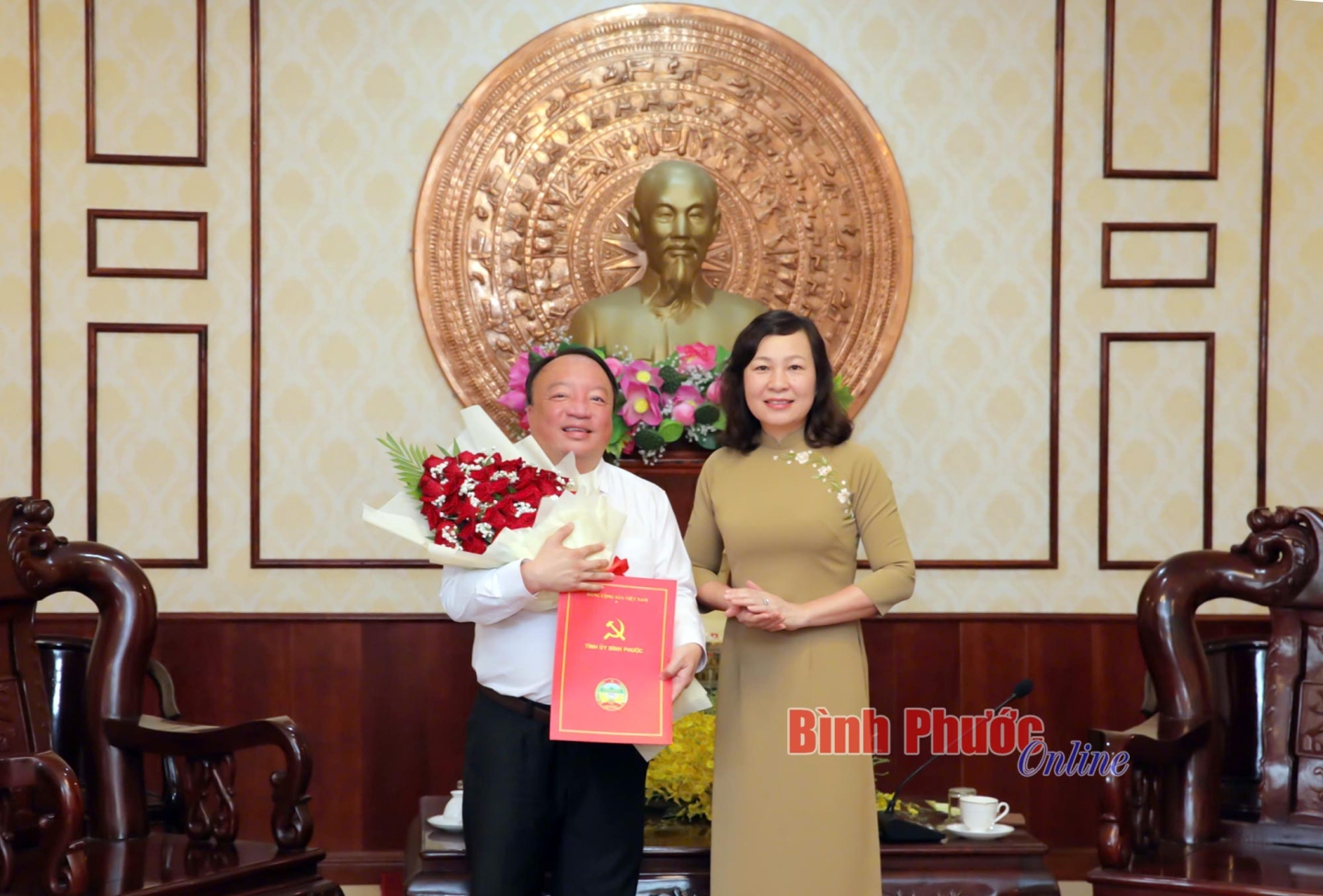 Bổ nhiệm Hiệu trưởng Trường Chính trị, nữ Chánh Văn phòng Đoàn ĐBQH và HĐND tỉnh- Ảnh 2.