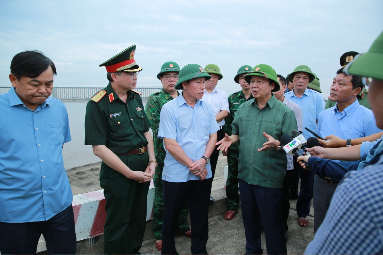 Phó Thủ tướng Trần Hồng Hà kiểm tra, đôn đốc công tác ứng phó bão số 3 (YAGI)- Ảnh 11.