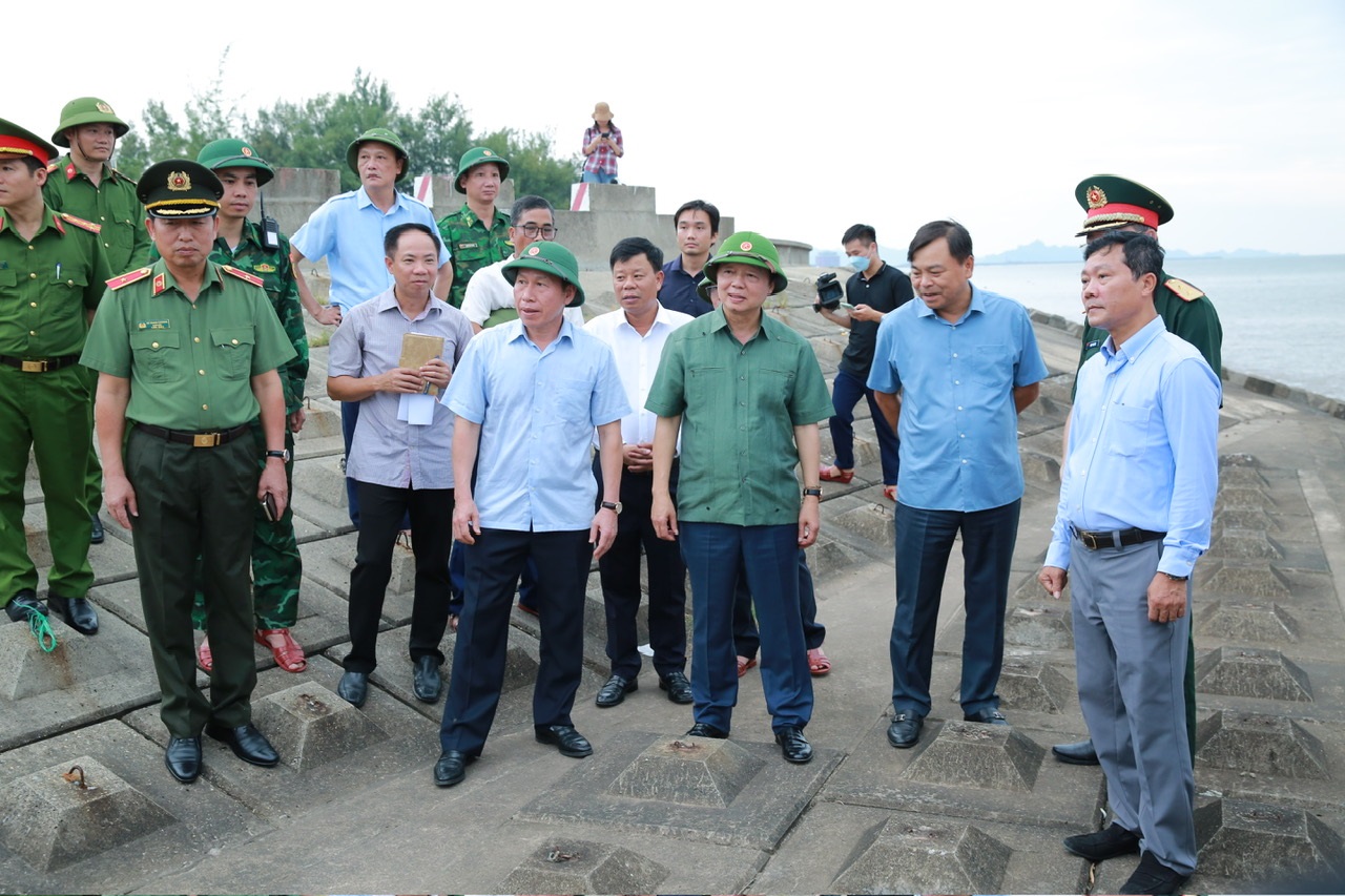 Phó Thủ tướng Trần Hồng Hà kiểm tra, đôn đốc công tác ứng phó bão số 3 (YAGI)- Ảnh 12.