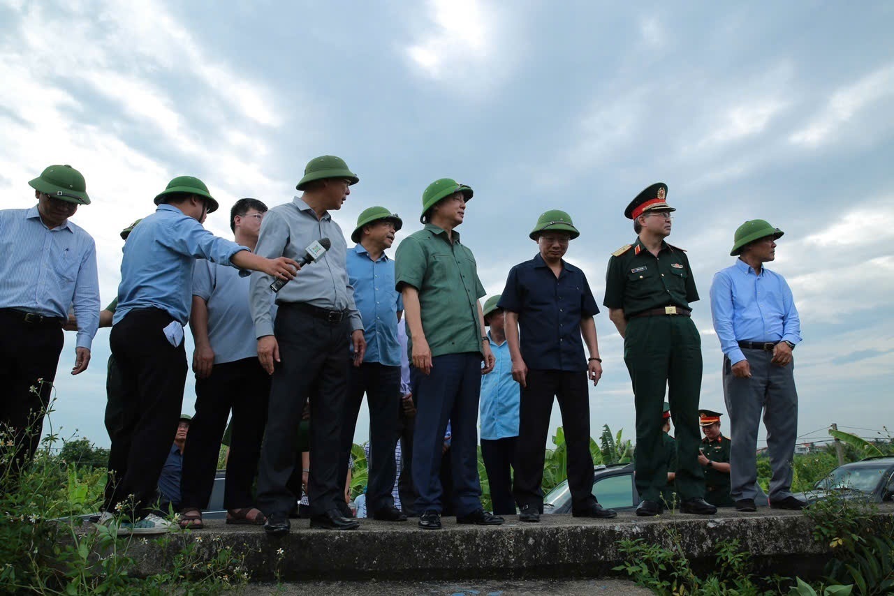 Phó Thủ tướng Trần Hồng Hà kiểm tra, đôn đốc công tác ứng phó bão số 3 (YAGI)- Ảnh 7.