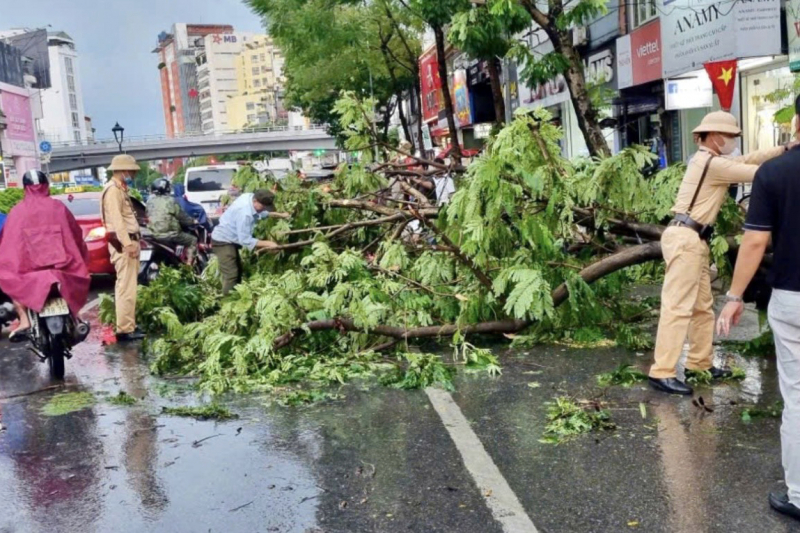 Cảnh sát giao thông Hà Nội nhiều khuyến cáo người dân khi lưu thông trong mưa bão- Ảnh 2.