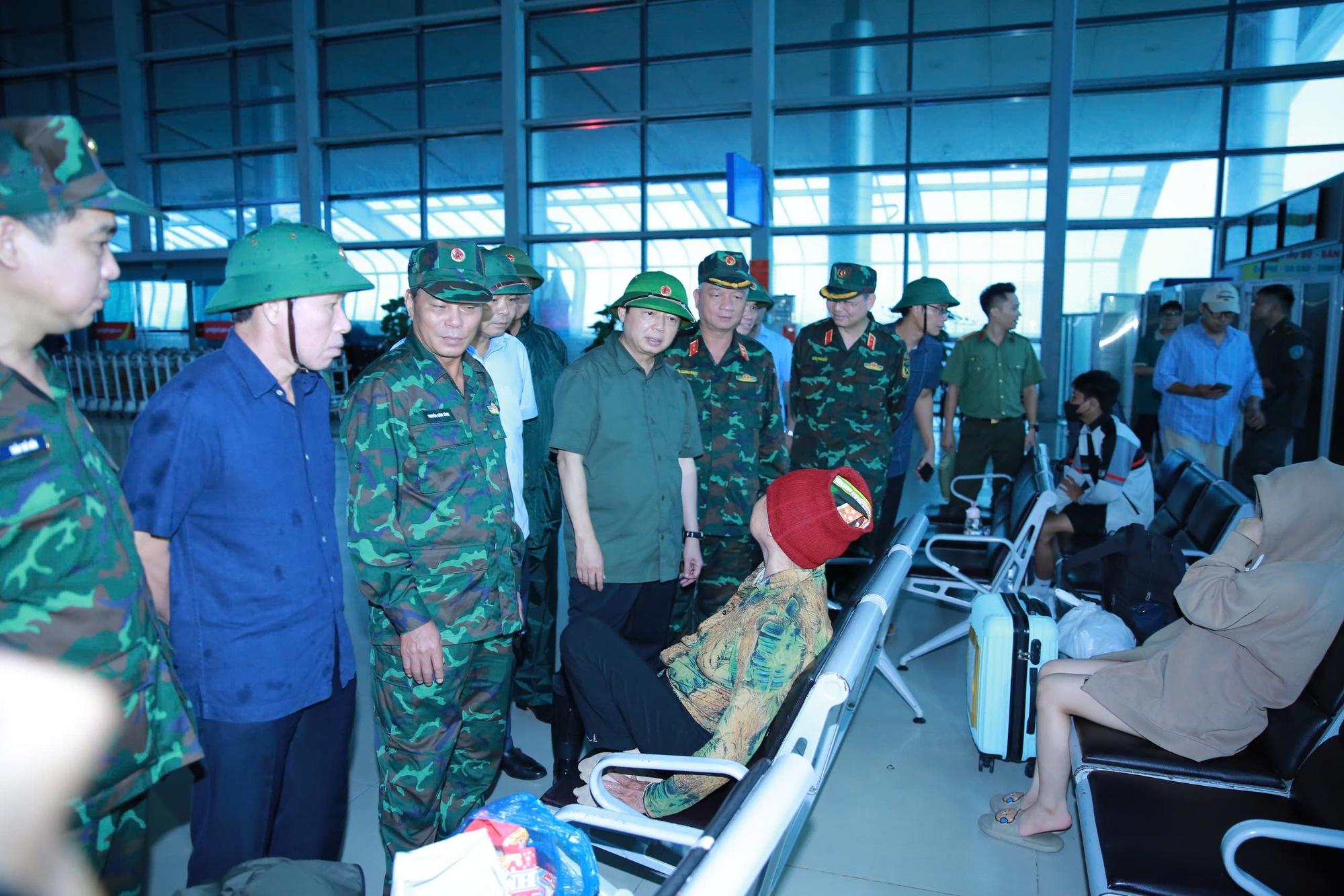 Khẩn trương cứu hộ, cứu nạn người mất tích; tập trung ứng phó mưa lớn, lũ quét, sạt lở đất- Ảnh 3.