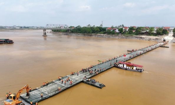 Cầu phao Phong Châu sẽ hoạt động xuyên đêm giao thừa Tết Ất Tỵ 2025 để phục vụ nhân dân- Ảnh 1.